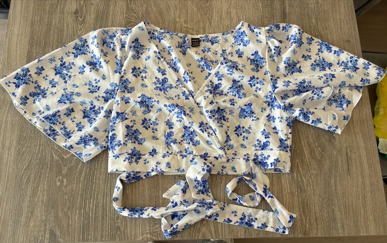 Crop top blouse met blauw bloemenpatroon, maat L, Blauw, Maat 42/44 (L), Ophalen of Verzenden, Zo goed als nieuw