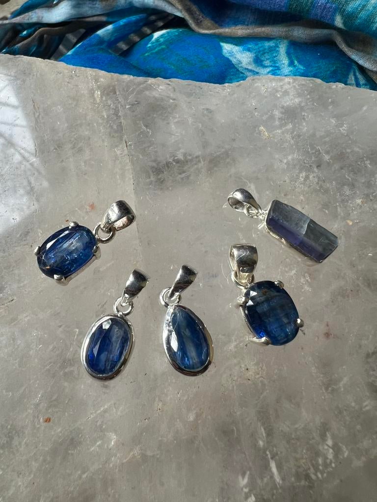 Kyaniet hanger beschermt intuïtie hoge trilling magie uniek, Blauw, Nieuw, Ophalen of Verzenden, 17 tot 18