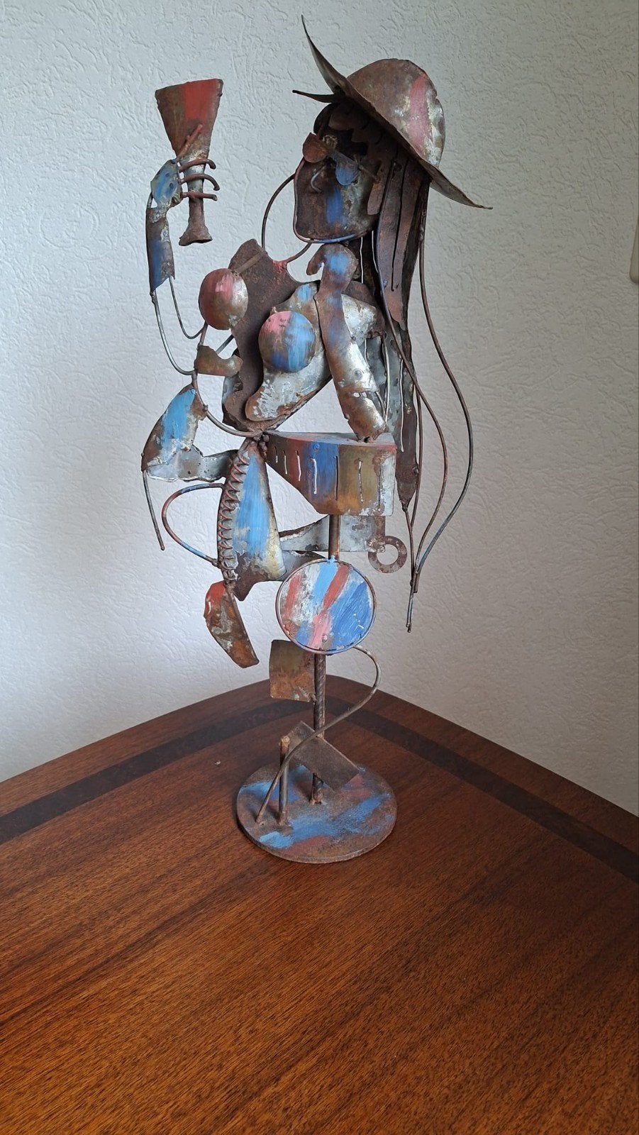 Metalen sculptuur van vrouw met glas, Ophalen, 50 - 100 cm, Beeld, Modern