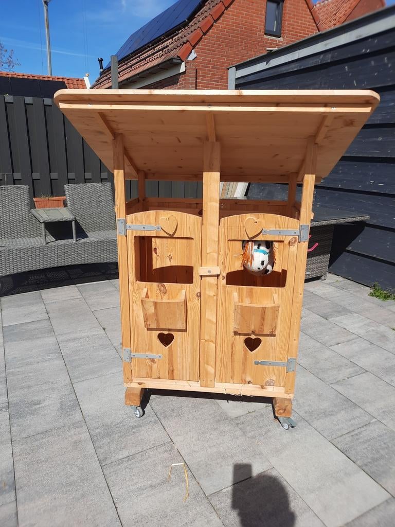 Houten stokpaard stal op wielen 80 euro, Ophalen, Zo goed als nieuw, Jongen of Meisje
