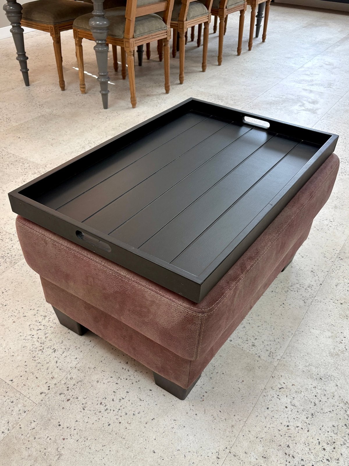 Bruine poef / hocker met zwart dienblad - Zo goed als nieuw, Huis en Inrichting, Banken | Voetenbanken en Poefen, Ophalen, 75 tot 100 cm