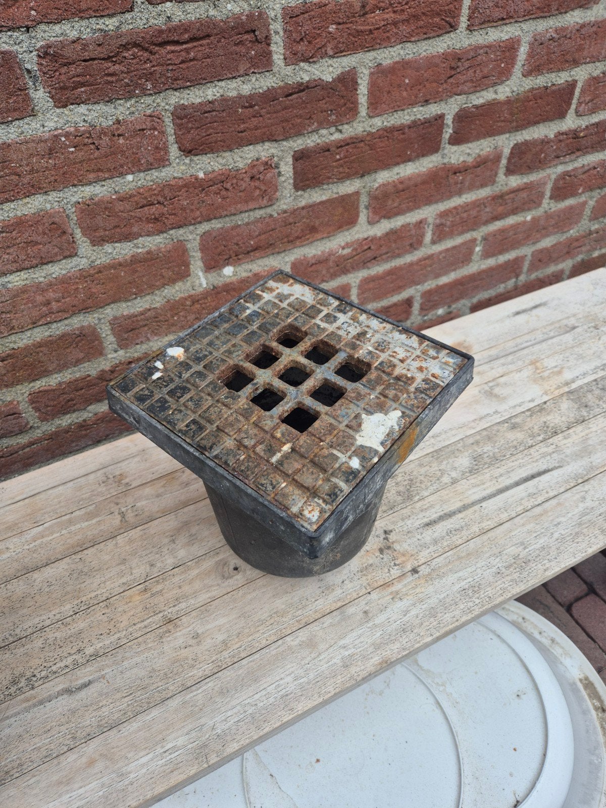 Gietijzeren afvoerput met rooster, Doe-het-zelf en Verbouw, Buizen en Afvoer, Ophalen of Verzenden, Minder dan 2 meter, 80 mm of meer