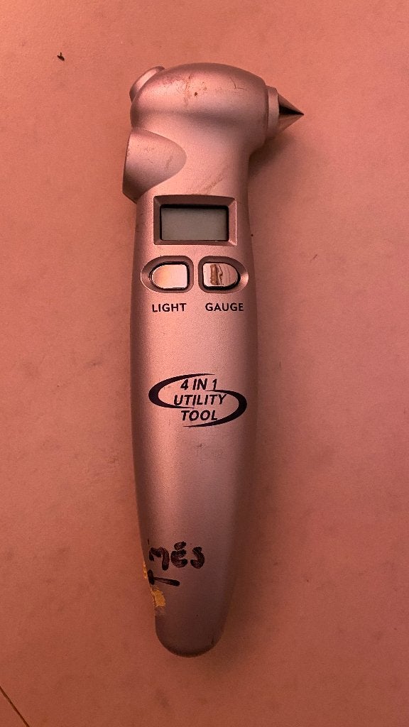 4-in-1 Hulpmiddel: Bandenspanningsmeter, Zaklamp, Noodhamer, Ophalen of Verzenden, Gebruikt