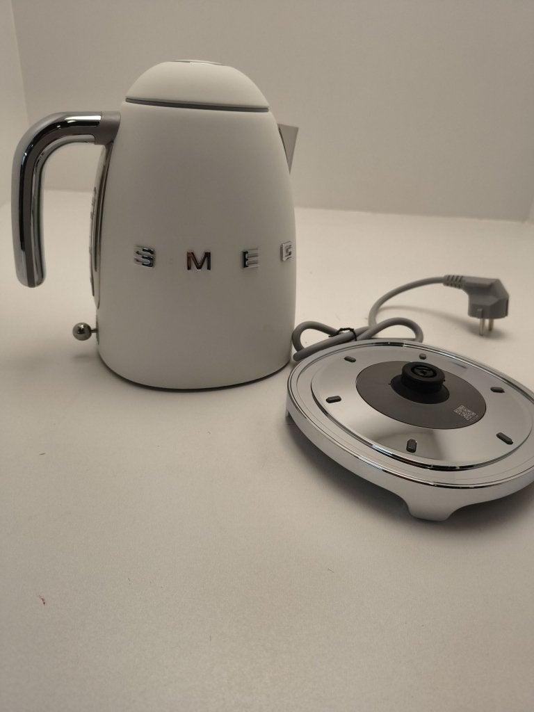 SMEG Waterkoker KLF03WHMEU mat wit met vlekken/krassen, Info@mystore.nl, 1 tot 2 liter, Nieuw, Bruggestraat 18
