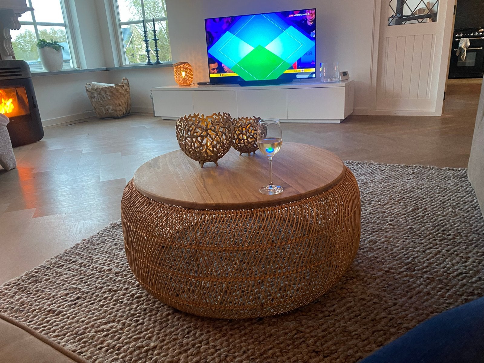 Ronde salontafel met houten blad en rotan onderstel, Huis en Inrichting, Ophalen, Rond, 50 tot 100 cm, Zo goed als nieuw