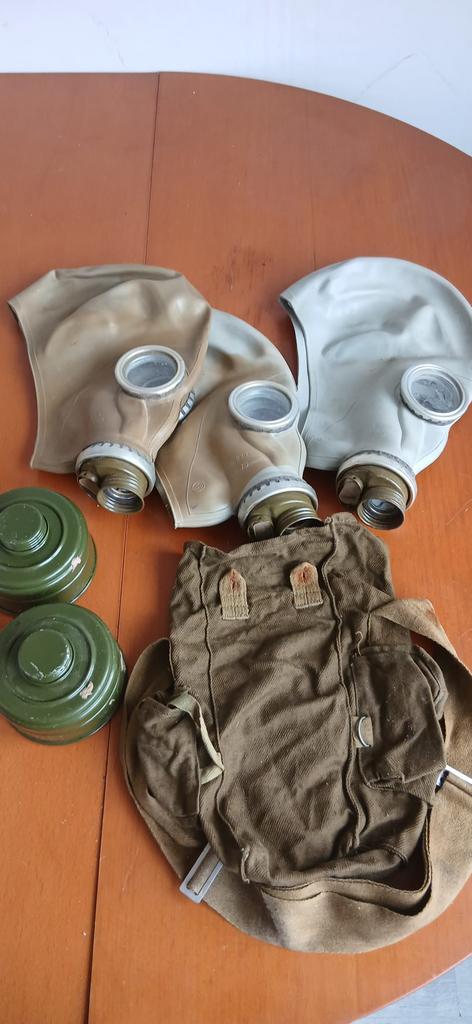 3x russische gasmaskers, Ophalen
