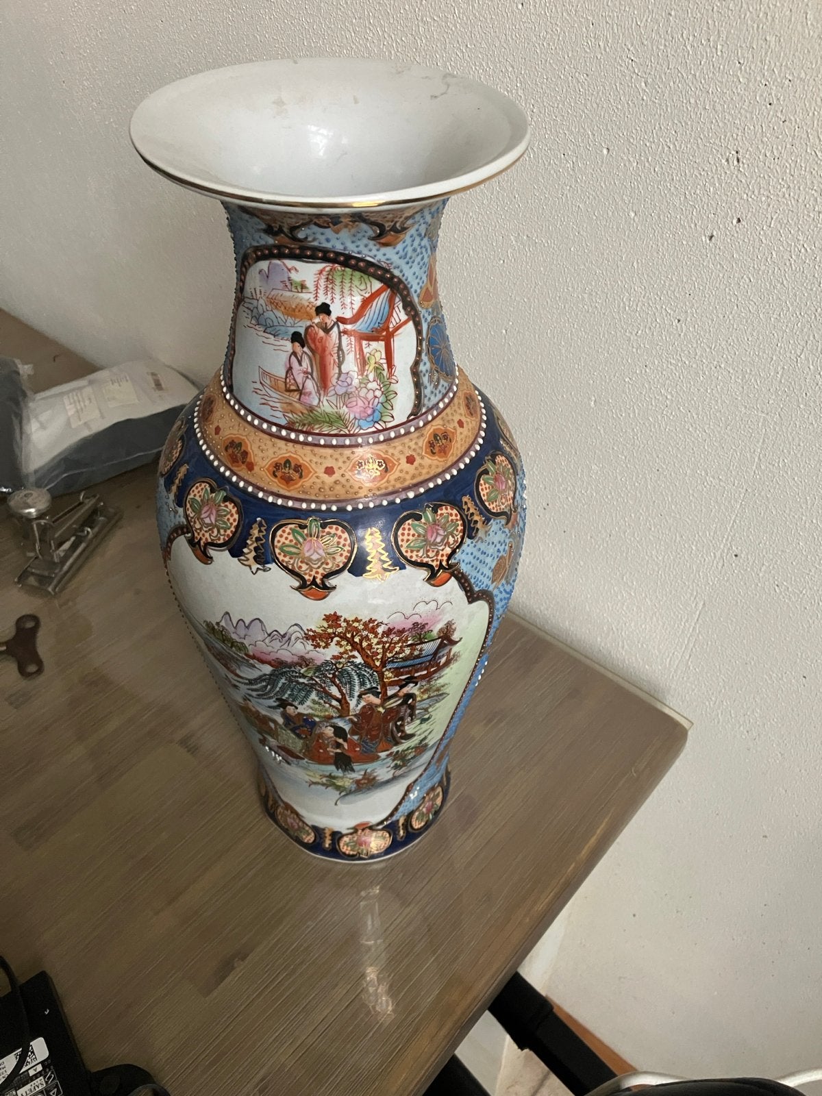 Satsuma-vaas met geisha's en landschap, 46,5 cm hoog, Antiek en Kunst, Ophalen