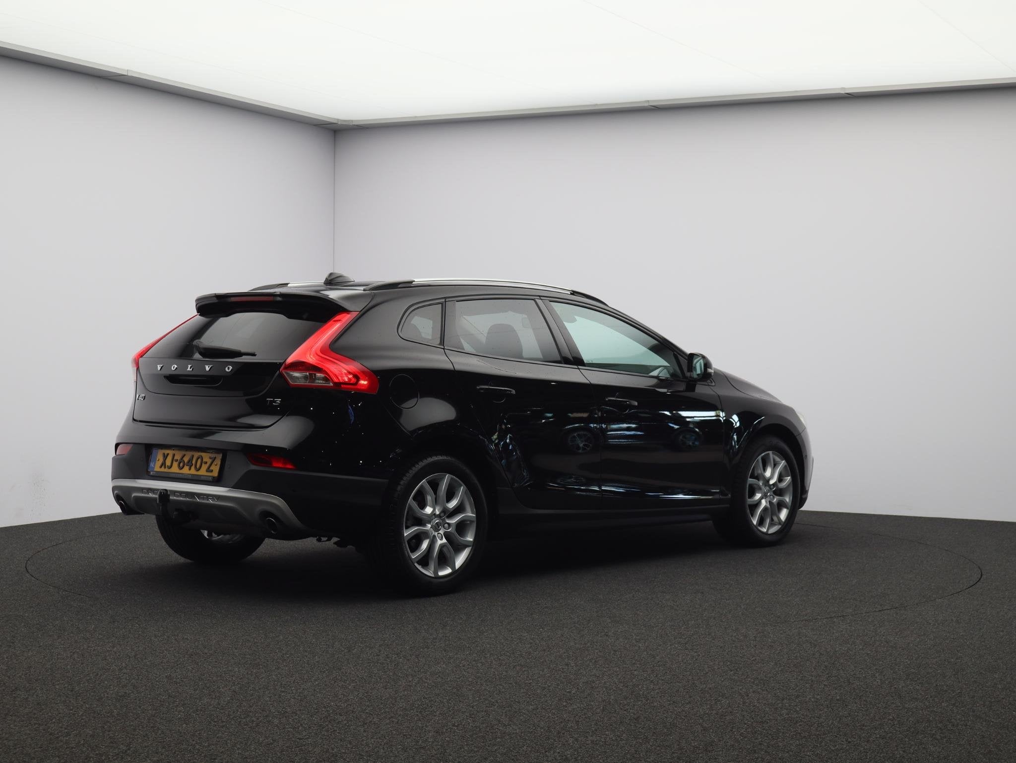 Volvo V40 Cross Country T3 Automaat Polar+ Luxury / Trekhaak, Auto's, Euro 6, 4 cilinders, 700 kg, Zwart