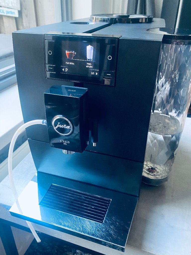 Nieuwstaat jura ena 8 EA touchscreen + een onderhoudsbeurt., Ophalen, 10 kopjes of meer, Koffiemachine, Zo goed als nieuw