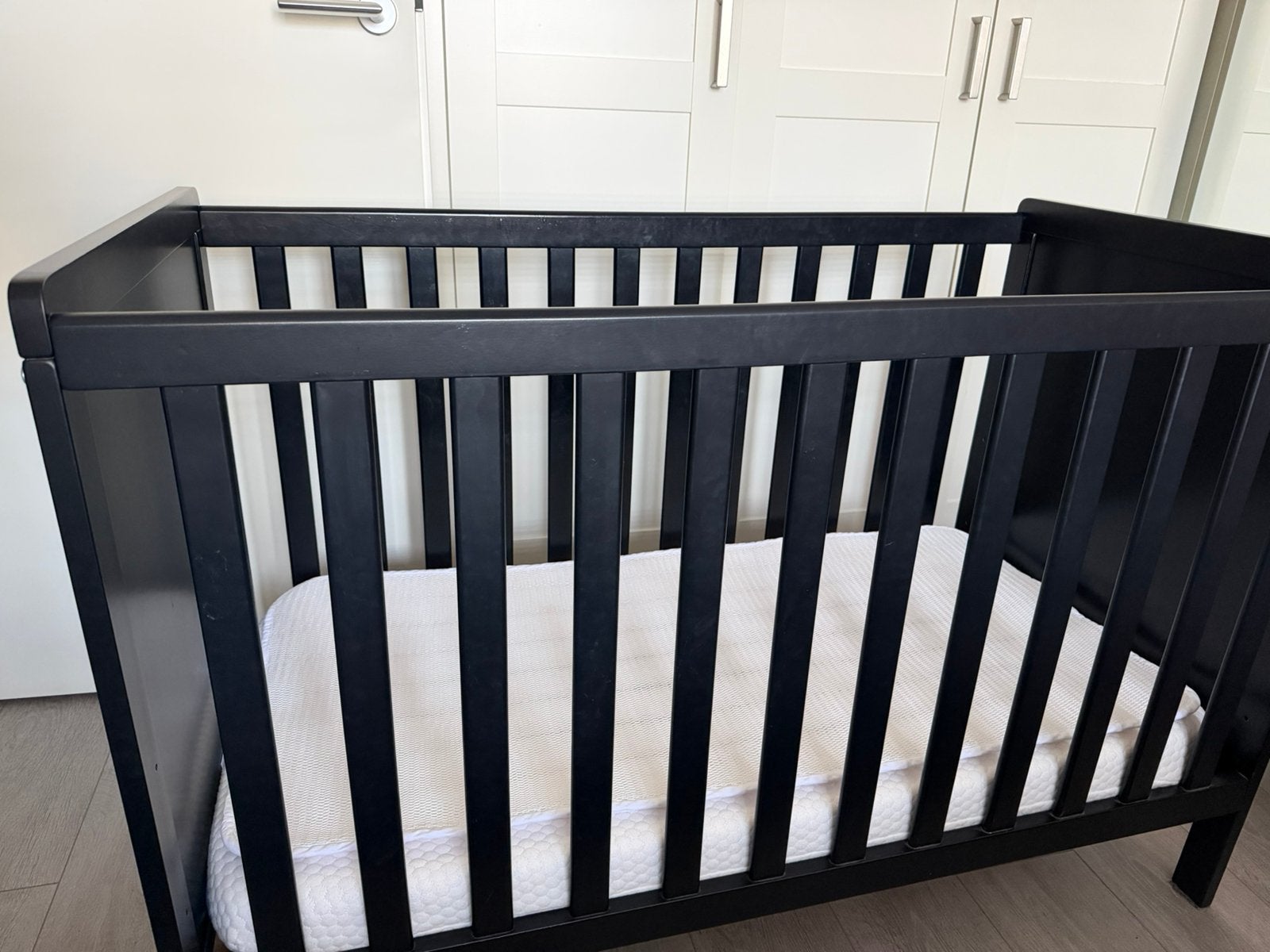 Ledikant zwart babypark aerosleep matras, Kinderen en Baby's, Ophalen, Zo goed als nieuw, Ledikant