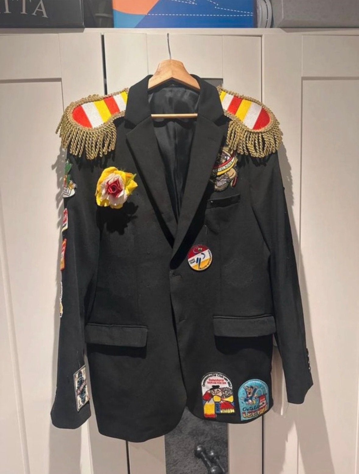 Uniek Oeteldonk jasje met emblemen - Carnaval klaar!, Carnaval, Overige maten, Ophalen of Verzenden, Zo goed als nieuw