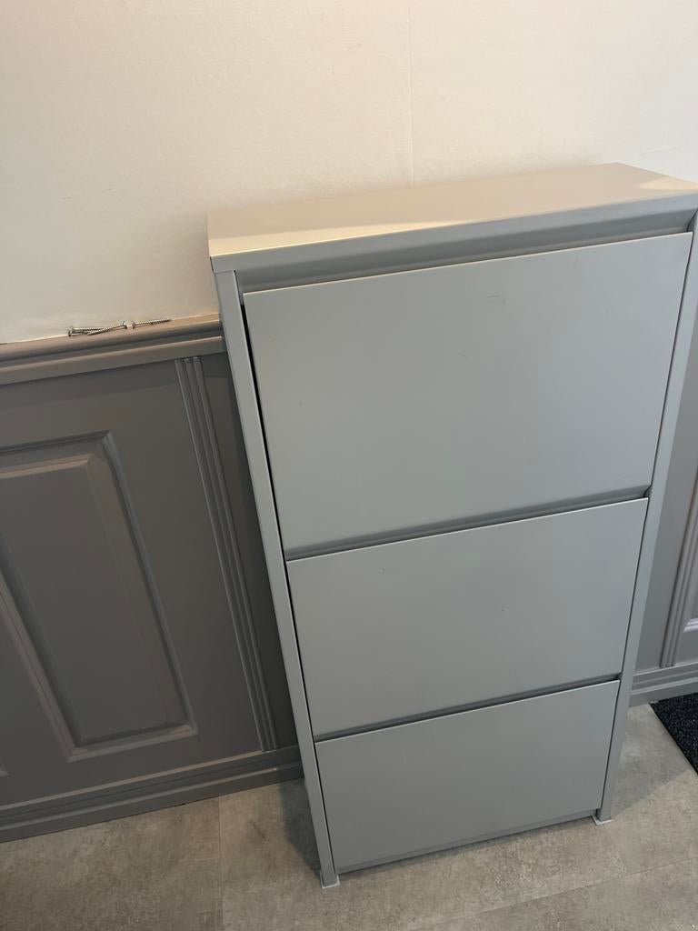 Grijze schoenenkast van ijzer, op te hangen aan de muur, Ophalen, Gebruikt