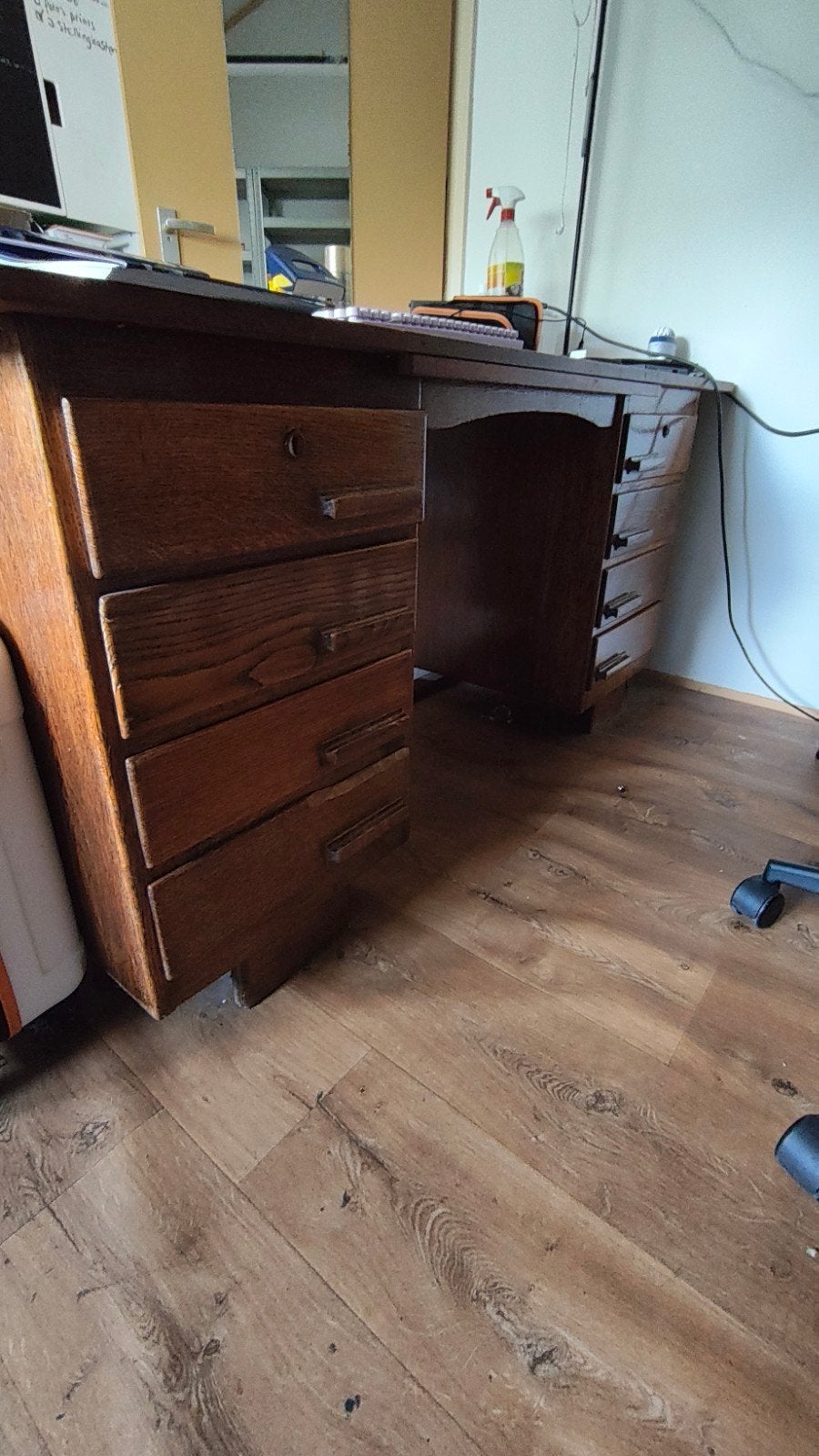 bureau zonder blad, Ophalen