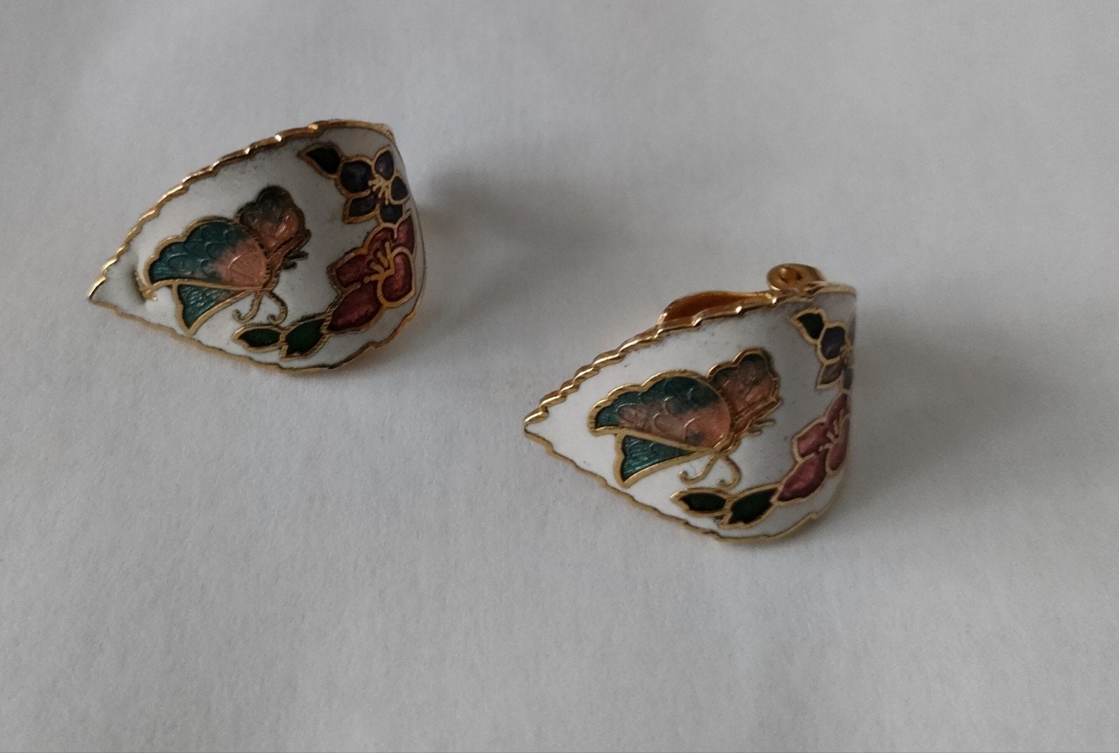 Vintage Witte Cloisonné Vlinder Clips Goudkleurige setting., Ophalen of Verzenden, Zo goed als nieuw, Wit