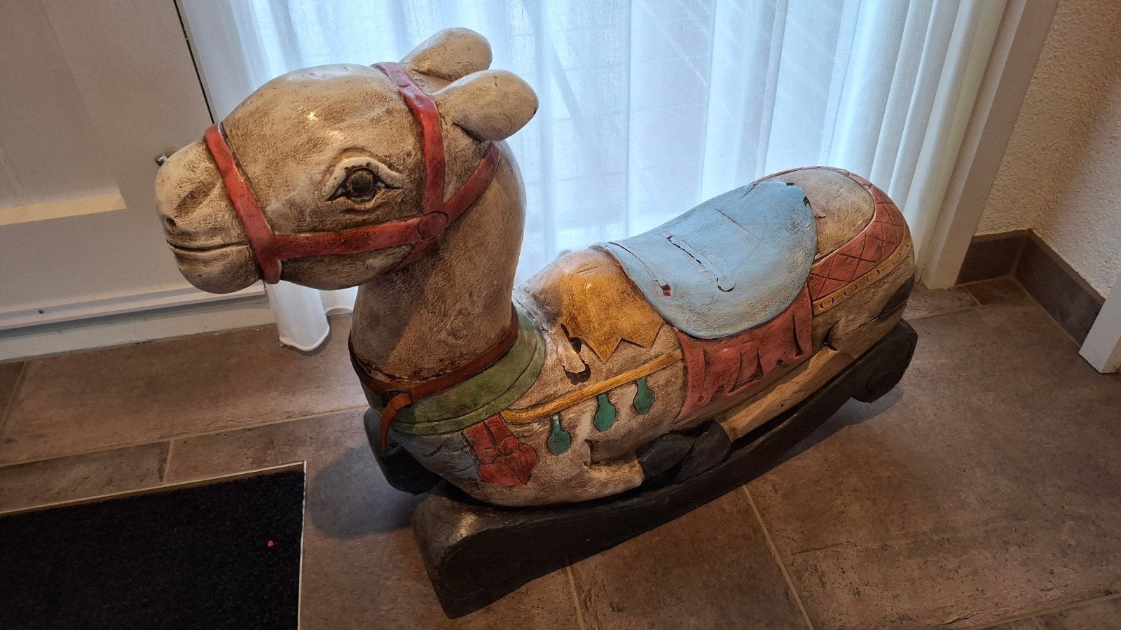 massief houten hobbelpaard, Ophalen