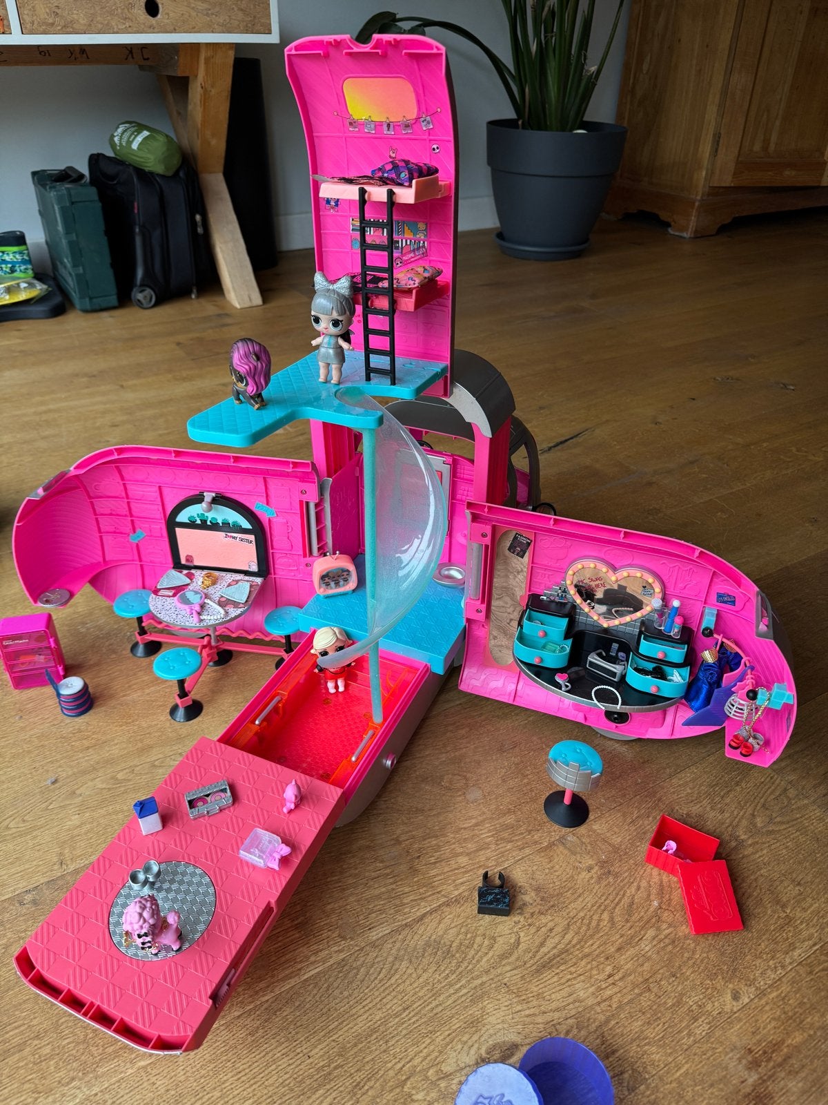 LOL Surprise Glamper 4-in-1 Camper, Kinderen en Baby's, Speelgoed | Poppen, Ophalen of Verzenden, Zo goed als nieuw, Overige typen