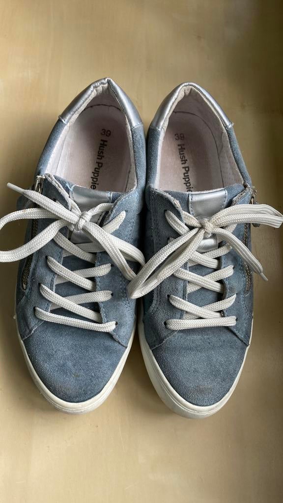 Zachtblauwe suede Hush puppies mt 39, Kleding | Dames, Schoenen, Ophalen of Verzenden, Zo goed als nieuw, Beige, Sneakers of Gympen