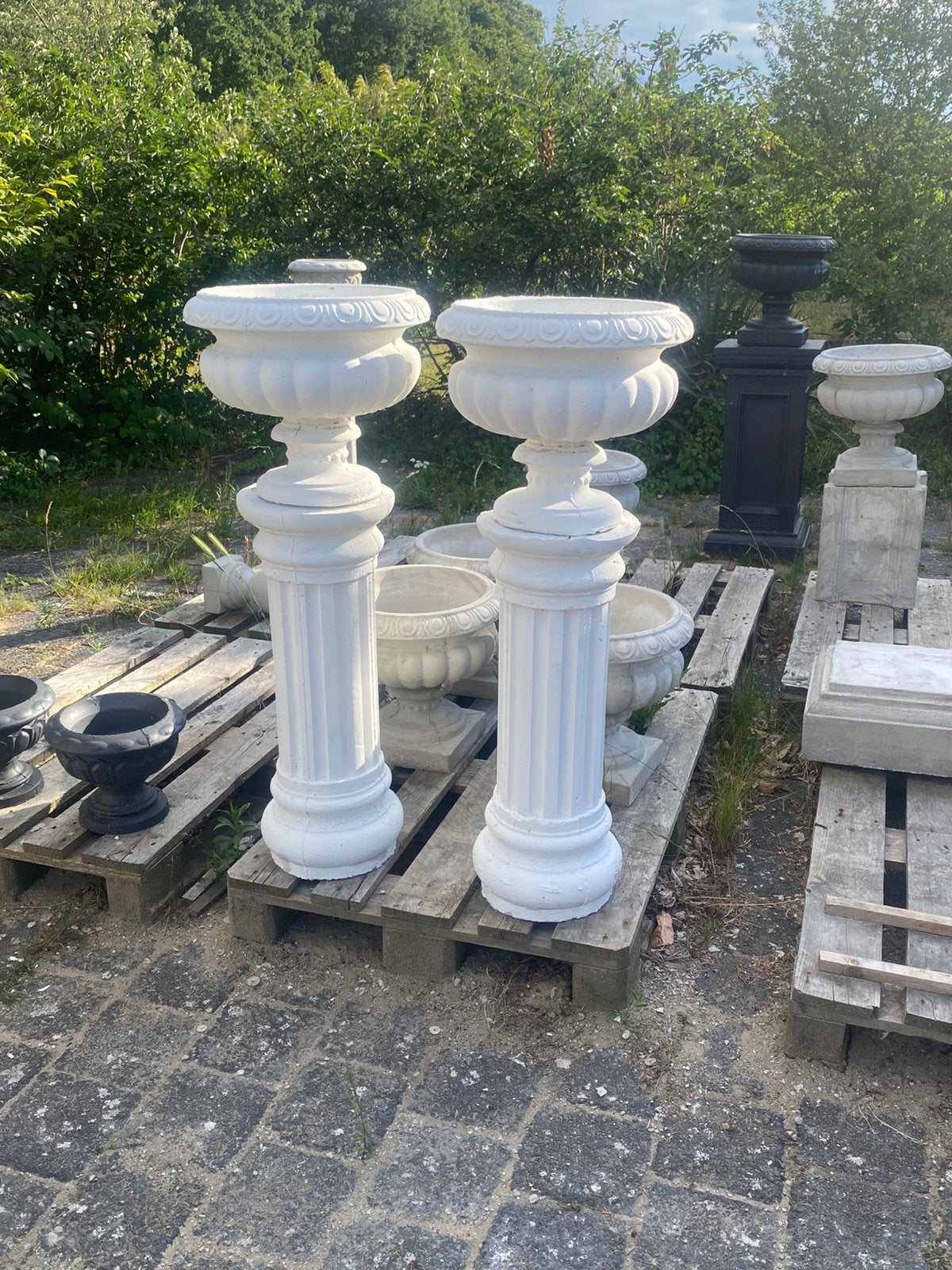 2 witten ronde romeinse zuilen met bijpassende bloempotten, Ophalen, Nieuw