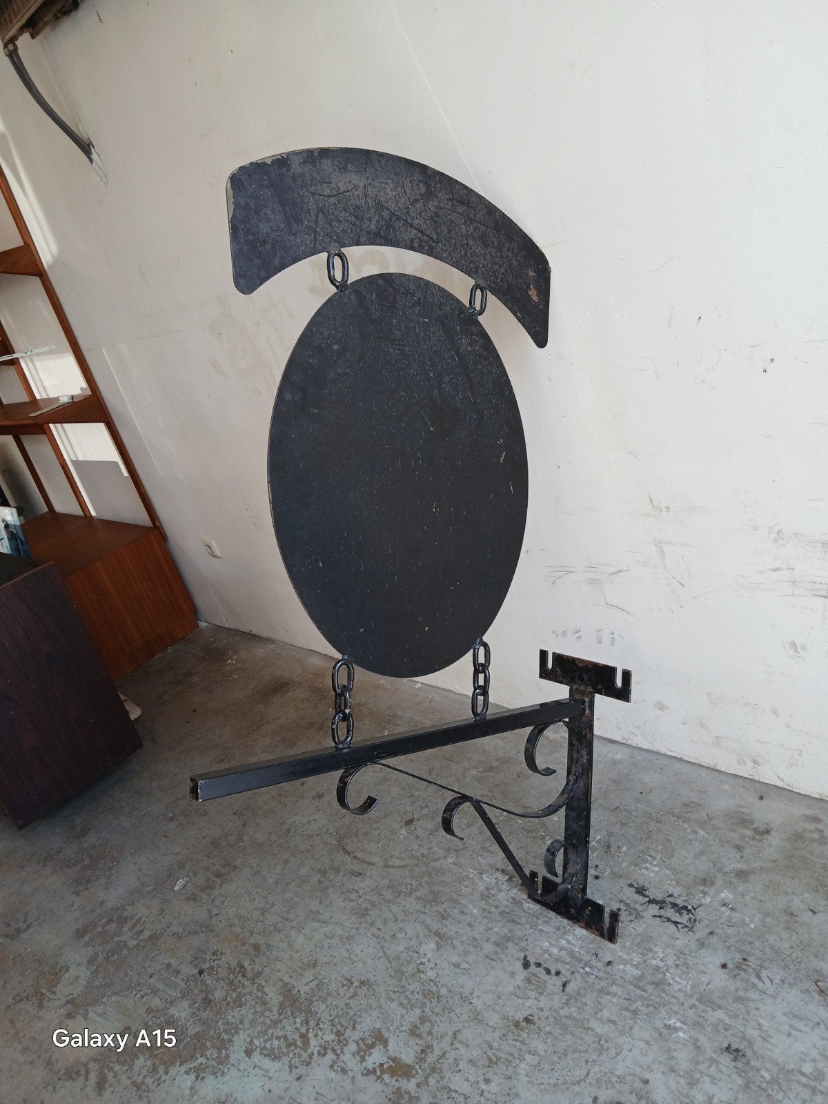 Oud metalen uithangbord, Ophalen