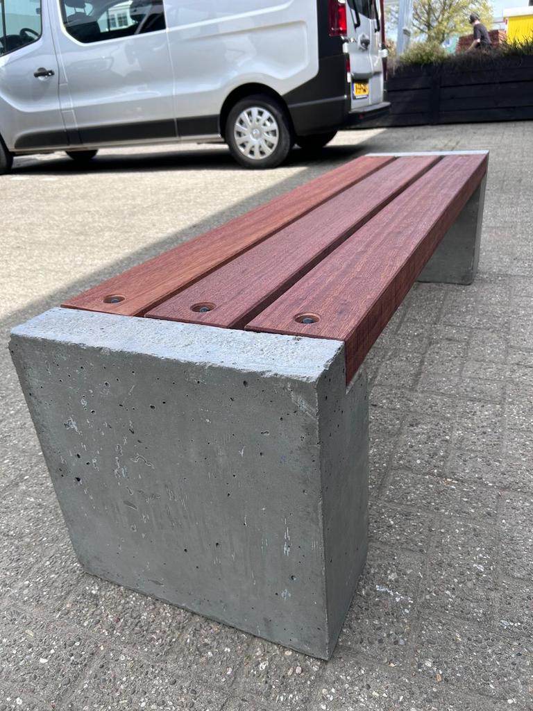 Moderne tuinbank meranti hout met betonnen onderstel, Stichting het werkt, Edyweg 6, Nieuw, Ophalen of Verzenden