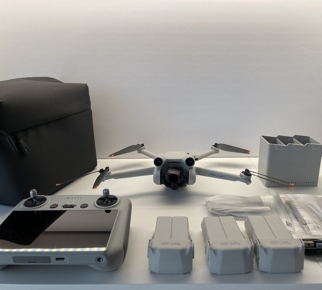 DJI Mini 3 Fly More Combo - Smart Controller - plus extra's, Audio, Tv en Foto, Drones, 30 tot 45 minuten, Cameradrone, Verzenden
