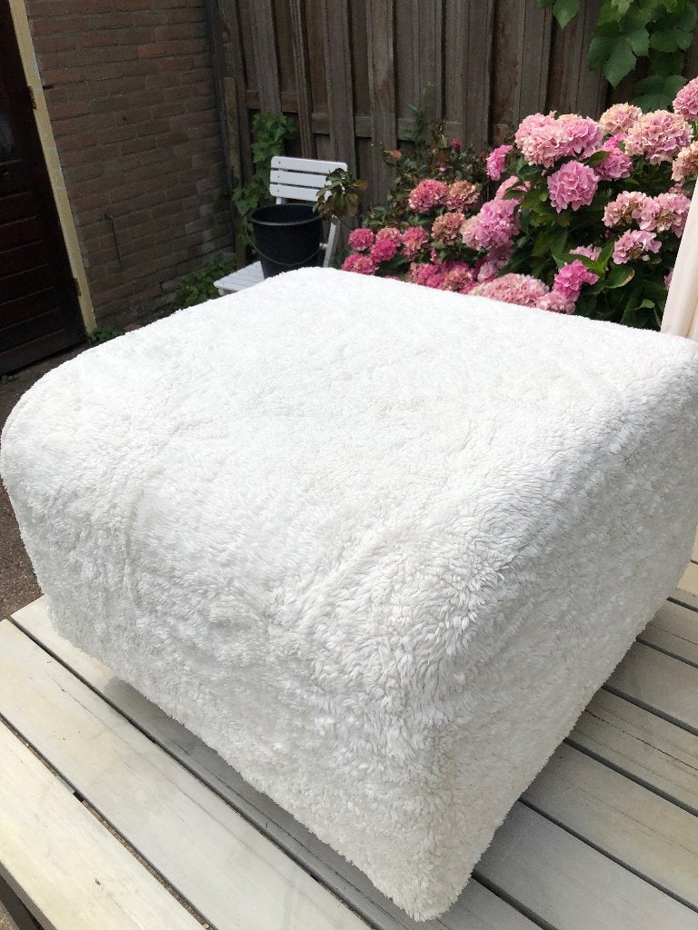 Ikea Klippan poef met witte kunstbont hoes, Ophalen, 50 tot 75 cm, Zo goed als nieuw, Rechthoekig
