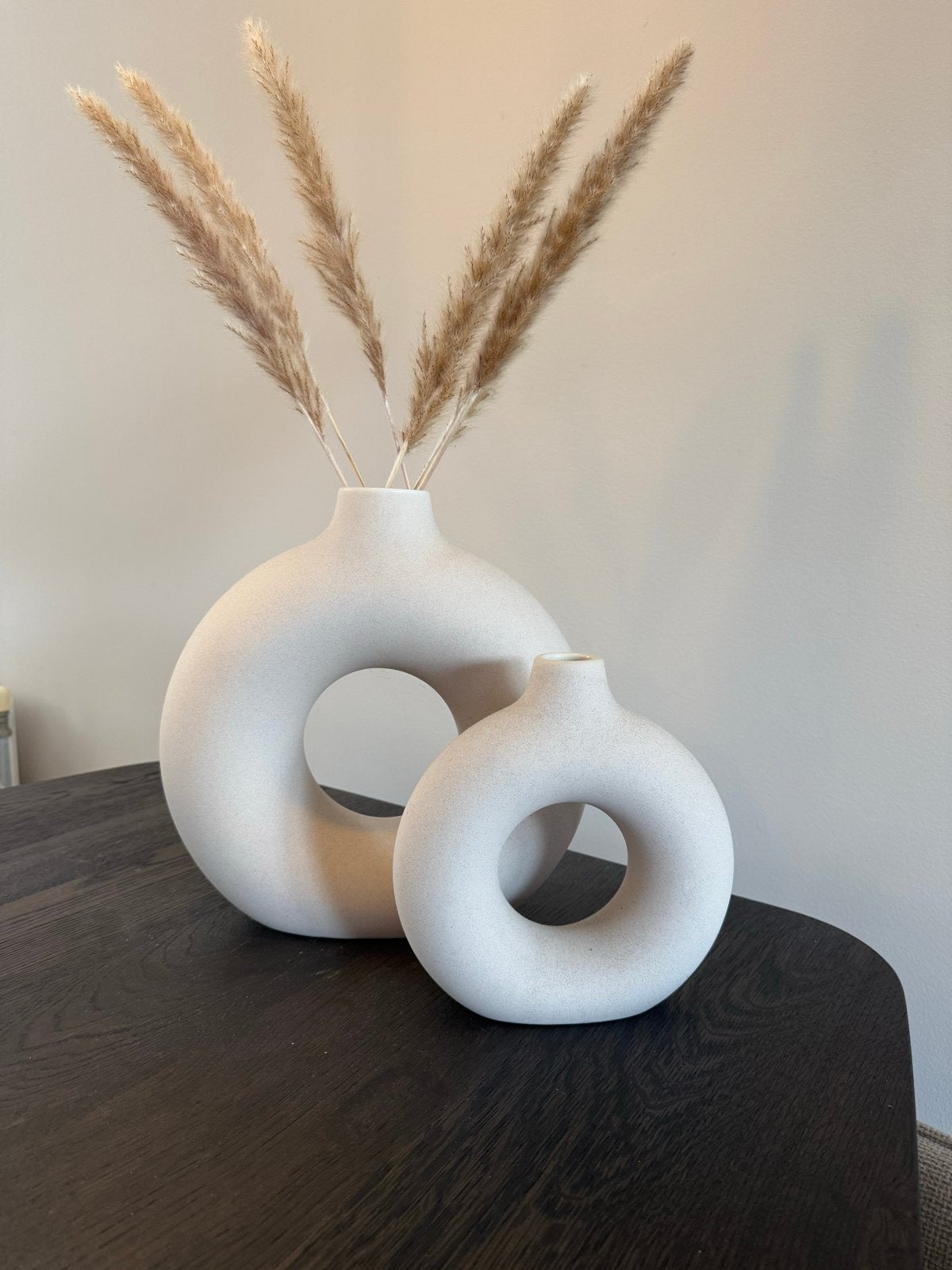 Set van 2 moderne donut vazen - wit/beige, Ophalen, Beige, Zo goed als nieuw, Geschikt voor droogbloemen