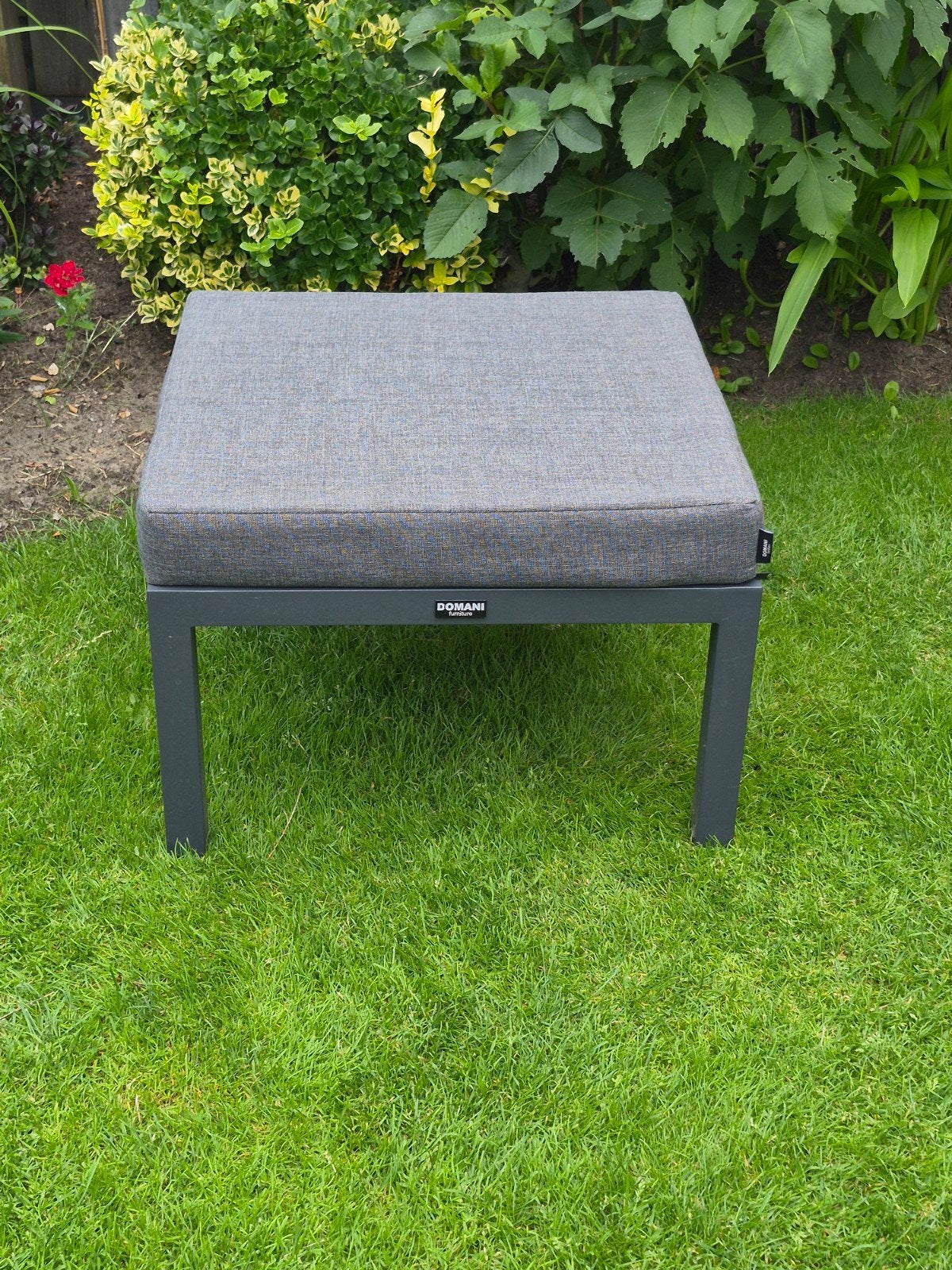 Domani hocker/voetenbankje. Z.g.a.n !, Tuin en Terras, Ophalen, Zo goed als nieuw, Vierkant, Aluminium