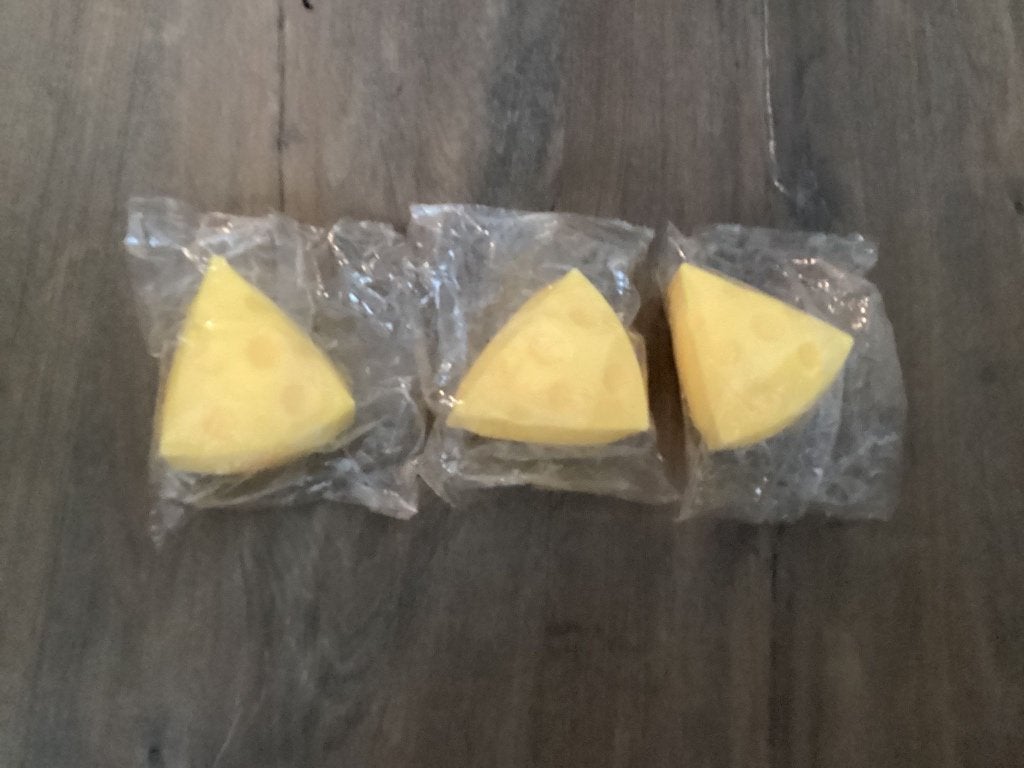 Driehoekige kaas squishies in verpakking, Verzamelen, Speelgoed, Ophalen of Verzenden, Nieuw