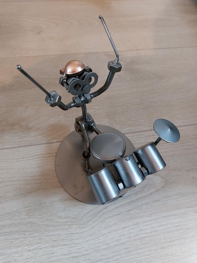 Metalen Beeldje van een Drummer - Uniek Muzikaal Decor, Overige onderwerpen, Minder dan 20 cm, Ophalen of Verzenden, Handgemaakt