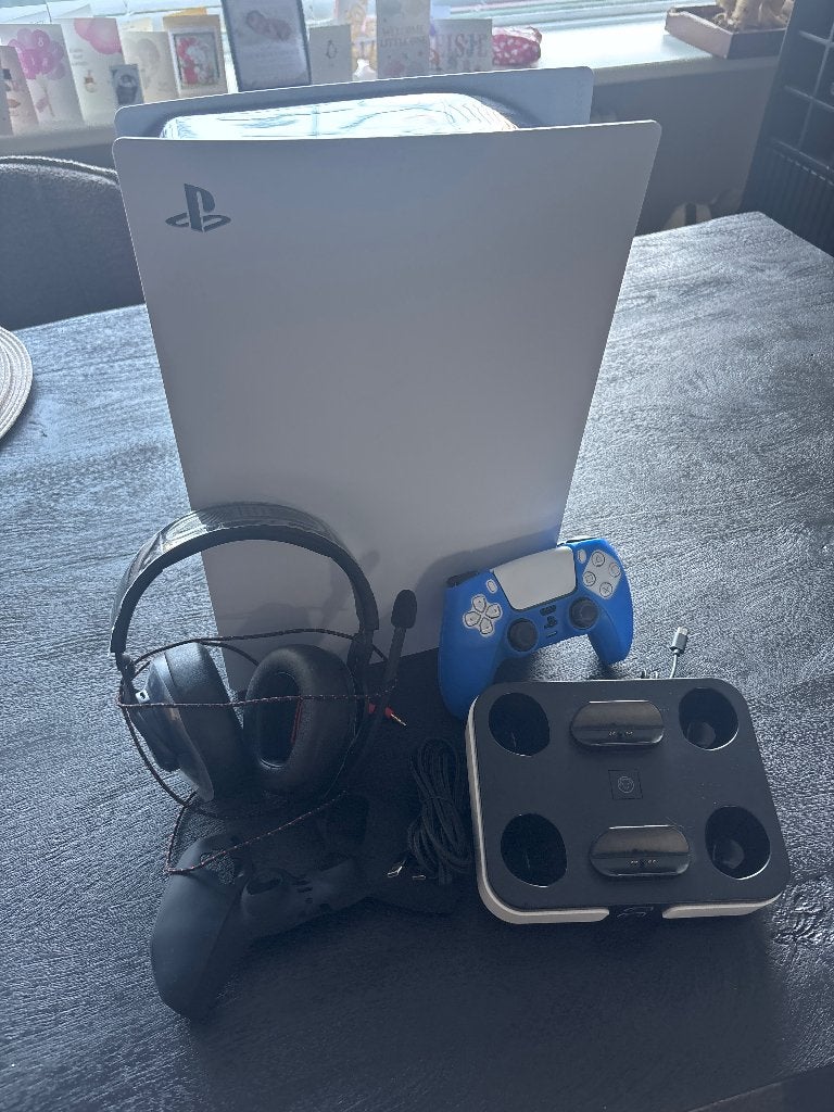 Ps5 (825 GB) met toebehoren.