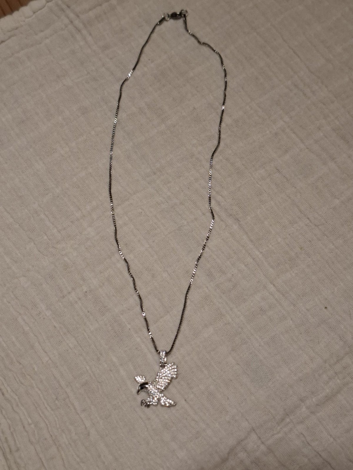 Zilverkleurige ketting met adelaar hanger en strass, Overige materialen, Nieuw, Ophalen of Verzenden, Zilver