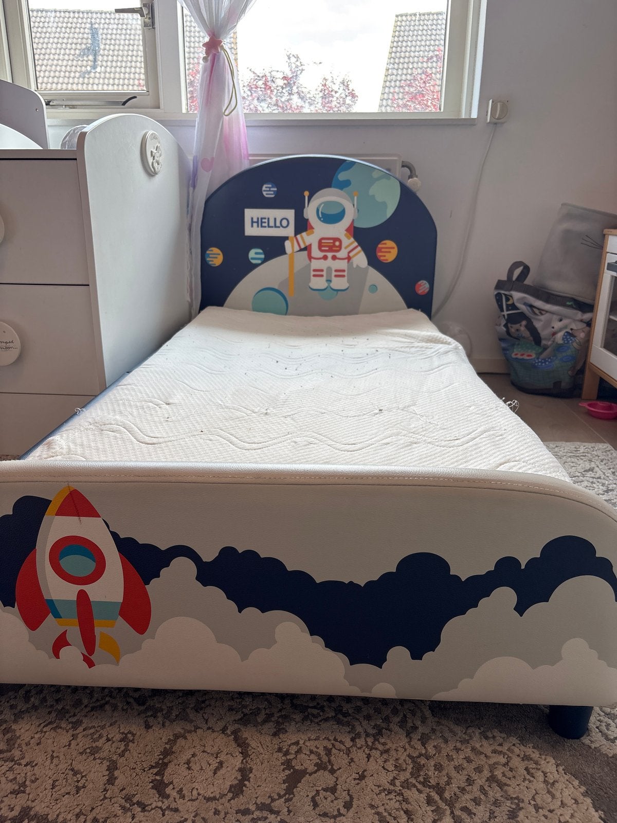 Peuterbed ruimte thema met matras (zonder lattenbodem), Kinderen en Baby's, Kinderkamer | Bedden, Ophalen, Gebruikt, 70 tot 85 cm