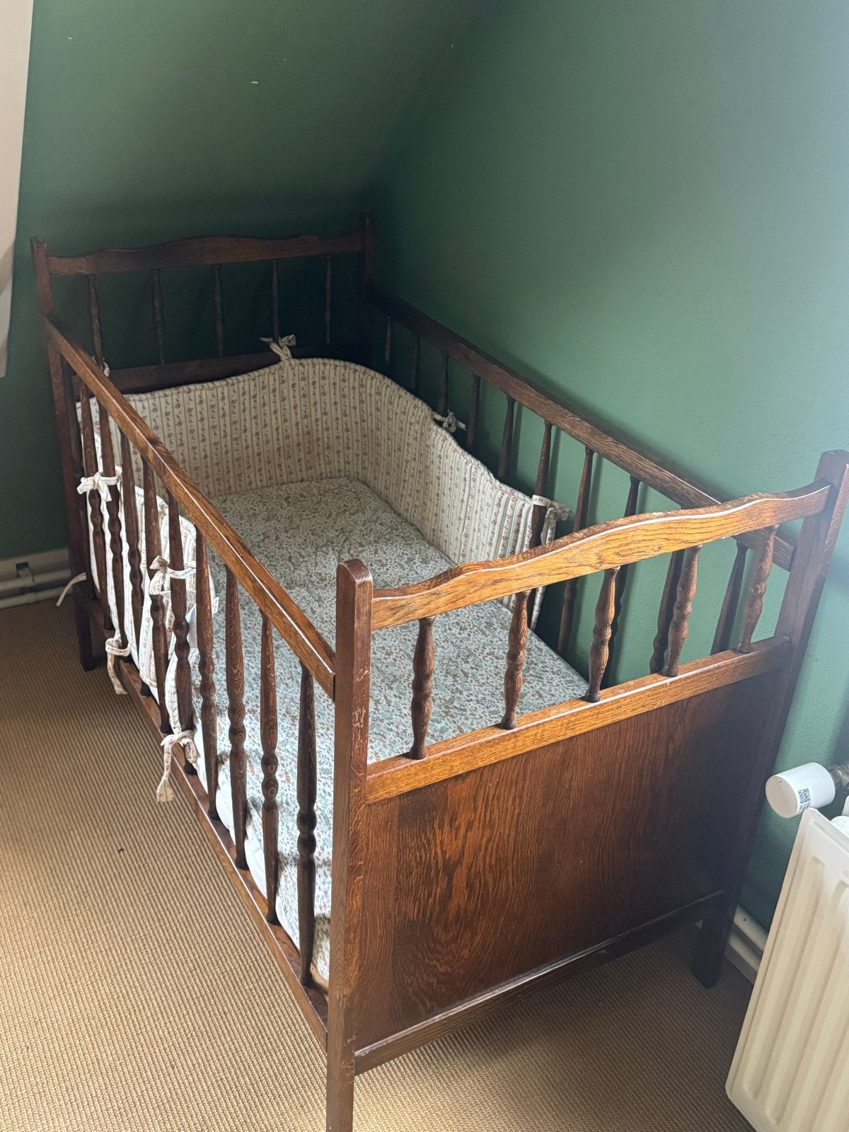 Vintage houten ledikant met spijlen, Kinderen en Baby's, Babywiegjes en Ledikanten, Ophalen, Gebruikt, Ledikant