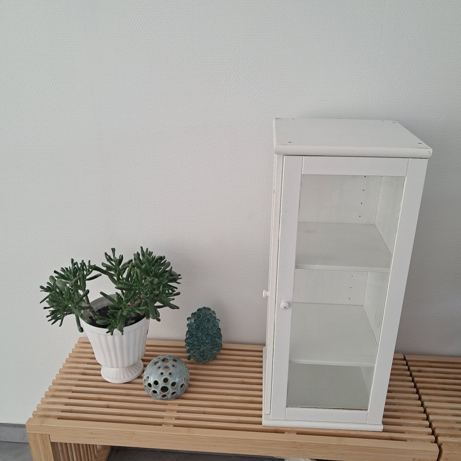 Wit vitrinekastje met 2 openslaande deurtjes, Ophalen, Minder dan 50 cm, Overige houtsoorten, Minder dan 25 cm