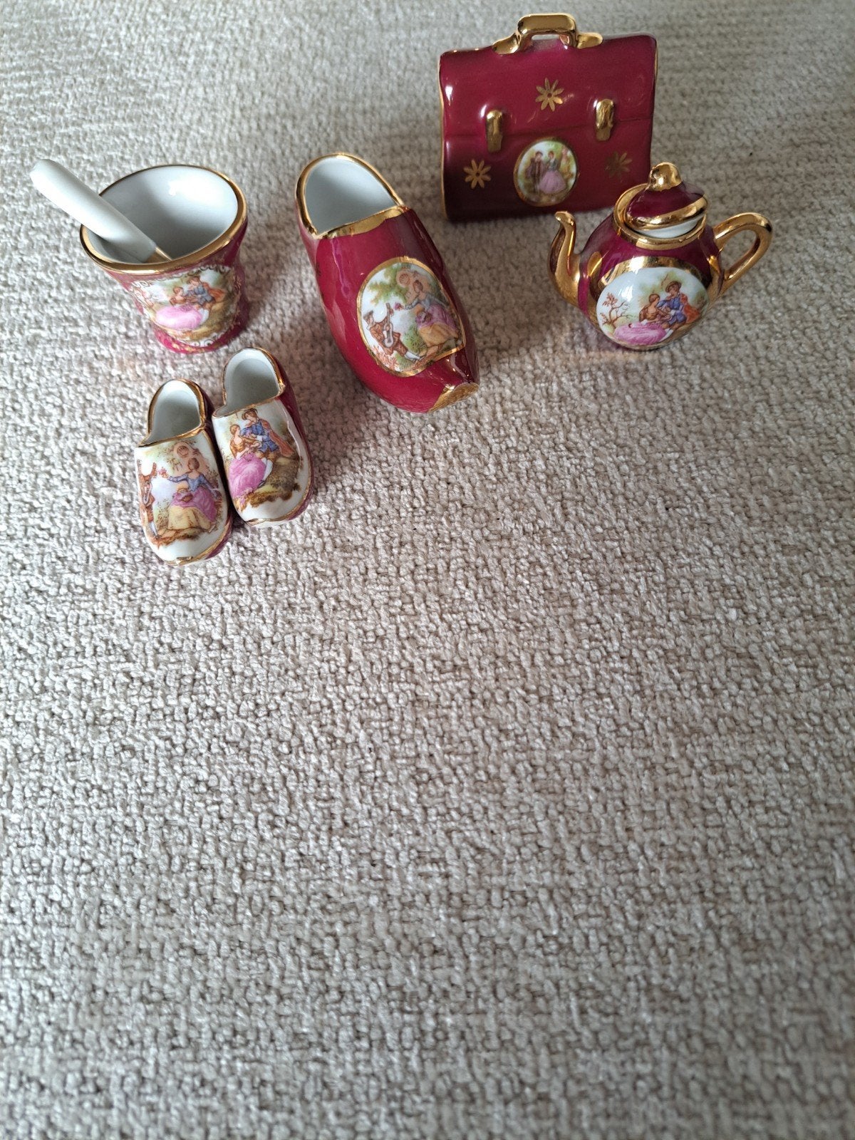 Miniatuur porseleinen setje met romantische scènes, Ophalen of Verzenden