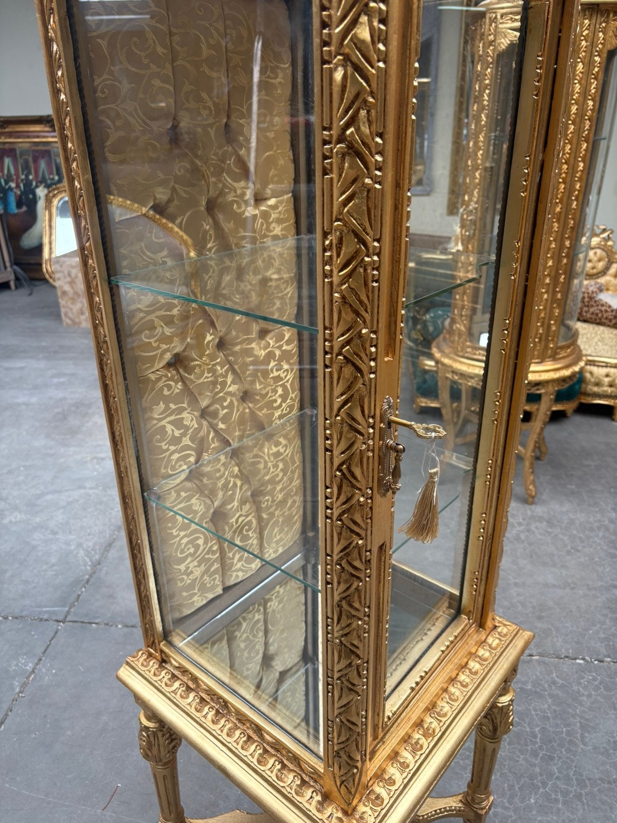 Goud vitrine met marmer blad, Huis en Inrichting, Kasten | Wandmeubels, Ophalen of Verzenden, Zo goed als nieuw, Minder dan 150 cm