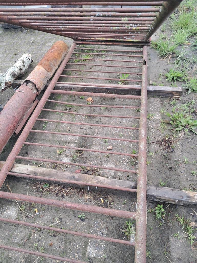 Ijzer zwaar hek van 430 + 207 cm lang, Tuin en Terras, Ophalen, Met poort, Gebruikt, Sierhekwerk