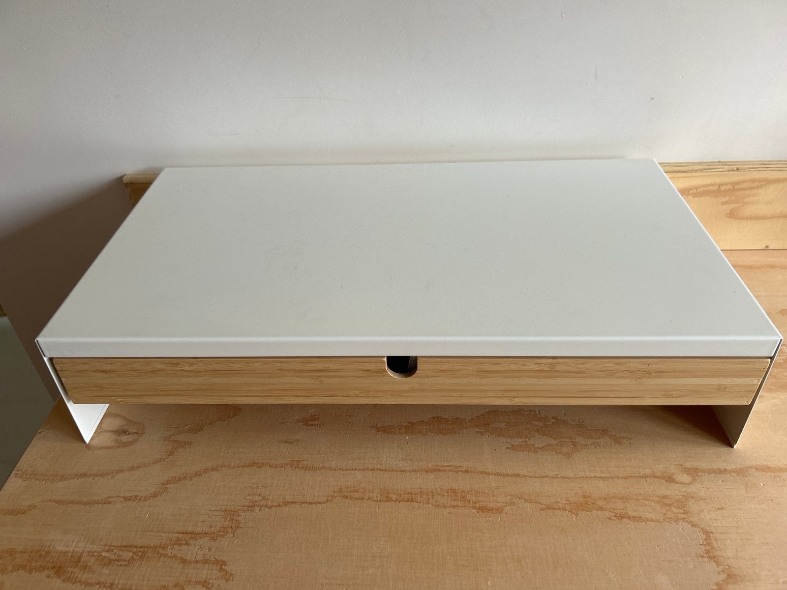 Ikea Elloven Monitorstandaard met lade - Wit en Bamboe ikea, Computers en Software, Ophalen of Verzenden, Gebruikt