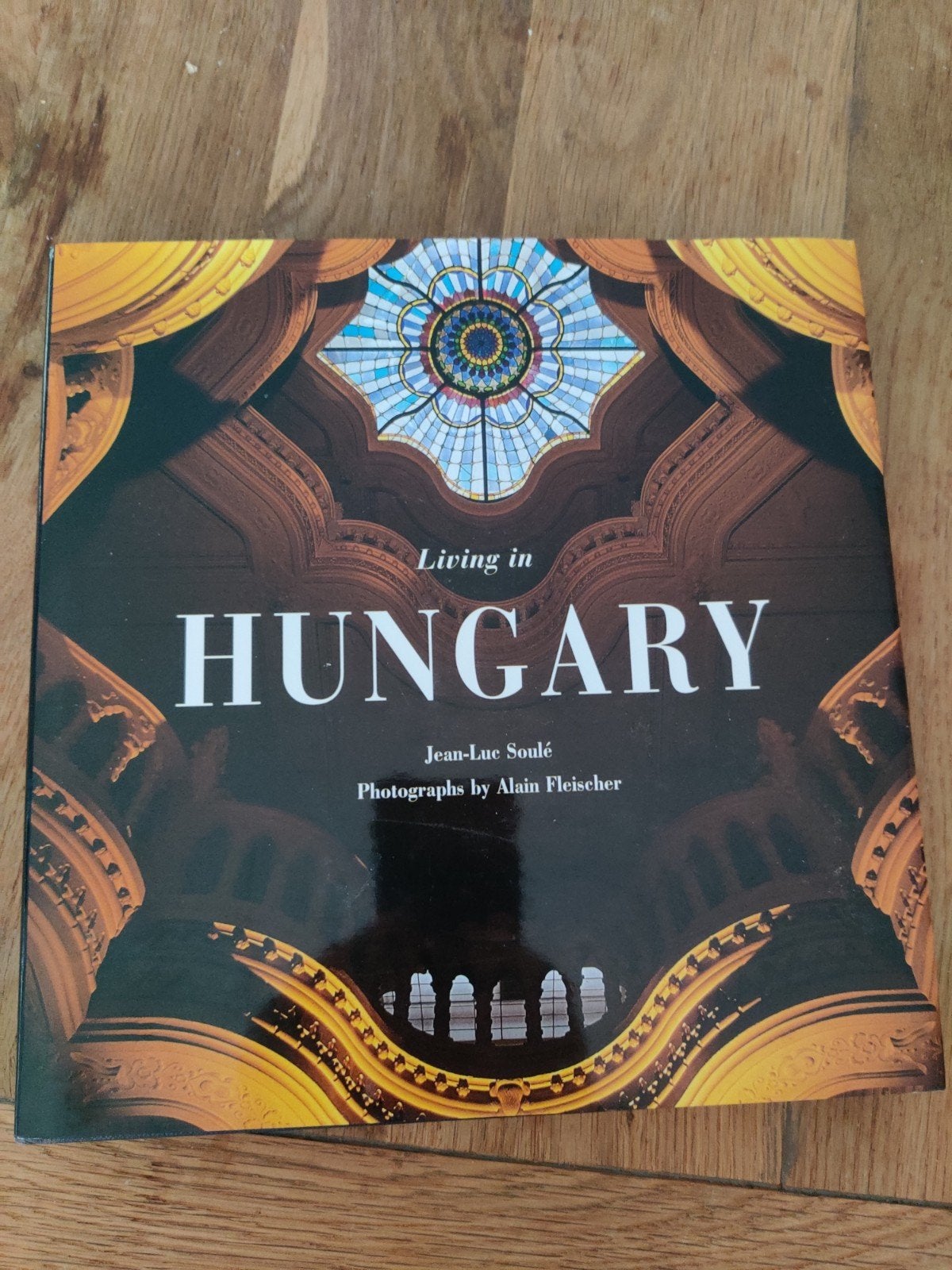 Living in Hungary - Prachtig geïllustreerd boek, Overige merken, Europa, Ophalen of Verzenden, Zo goed als nieuw