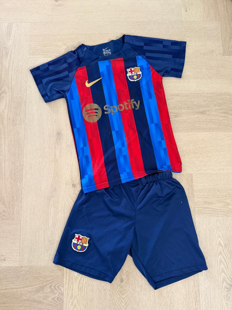 Tenue fc barcelona voetbal tenue maat 140, Ophalen of Verzenden, Zo goed als nieuw, Jongen of Meisje, Sport- of Zwemkleding