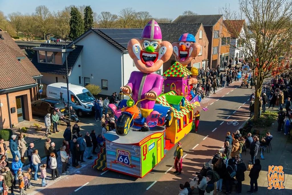 Carnavalswagen motor/kerk thema, Ophalen, Zo goed als nieuw