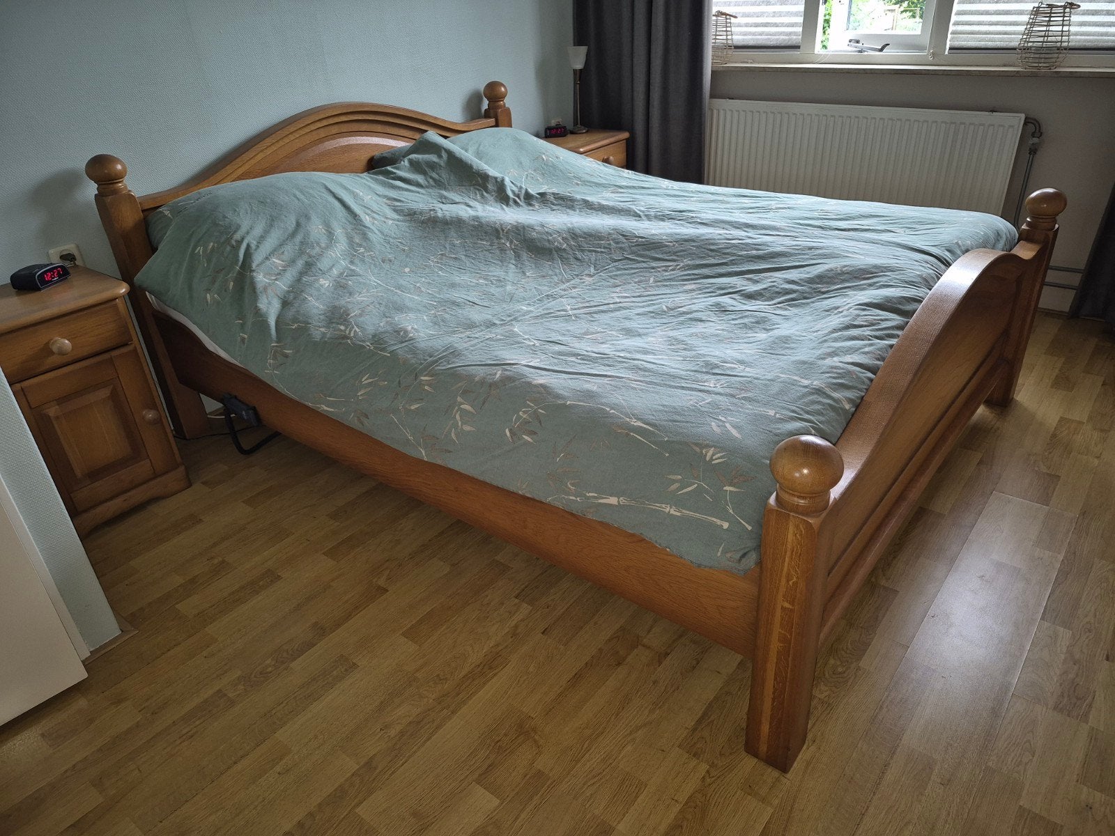 Massief eiken tweepersoonsbed met Auping elektrische bodems, Ophalen, Bruin, Tweepersoons, Overige maten