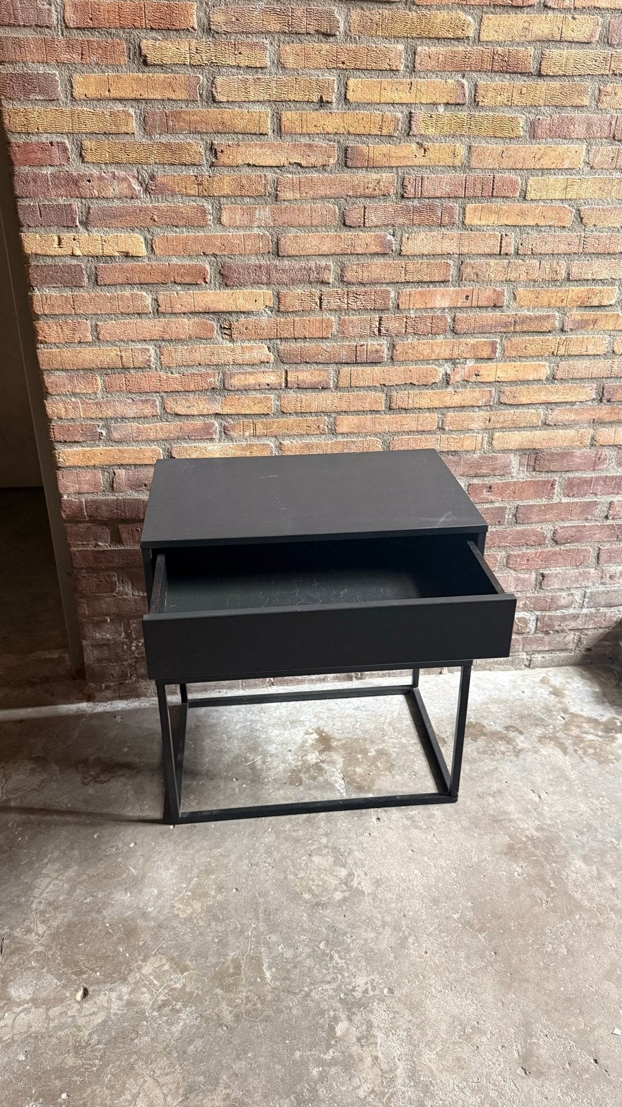 Stijlvol nachtkastje/bijzettafel met lade - Zwart, Huis en Inrichting, Ophalen, Gebruikt, Minder dan 45 cm, Metaal of Aluminium