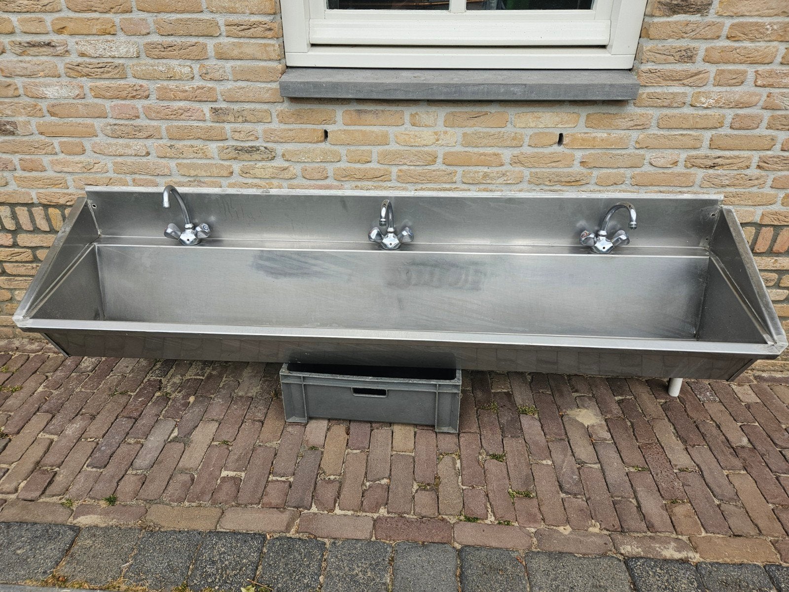 wasbak/wastrog/spoelbak RVS 2.20 m met 3 mengkranen, Ophalen, Zo goed als nieuw, Rvs, Wastafel