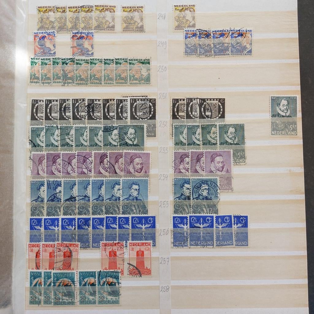 Oude postzegels Nederland in aantallen (1), Postzegels en Munten, Postzegels | Volle albums en Verzamelingen, Ophalen of Verzenden