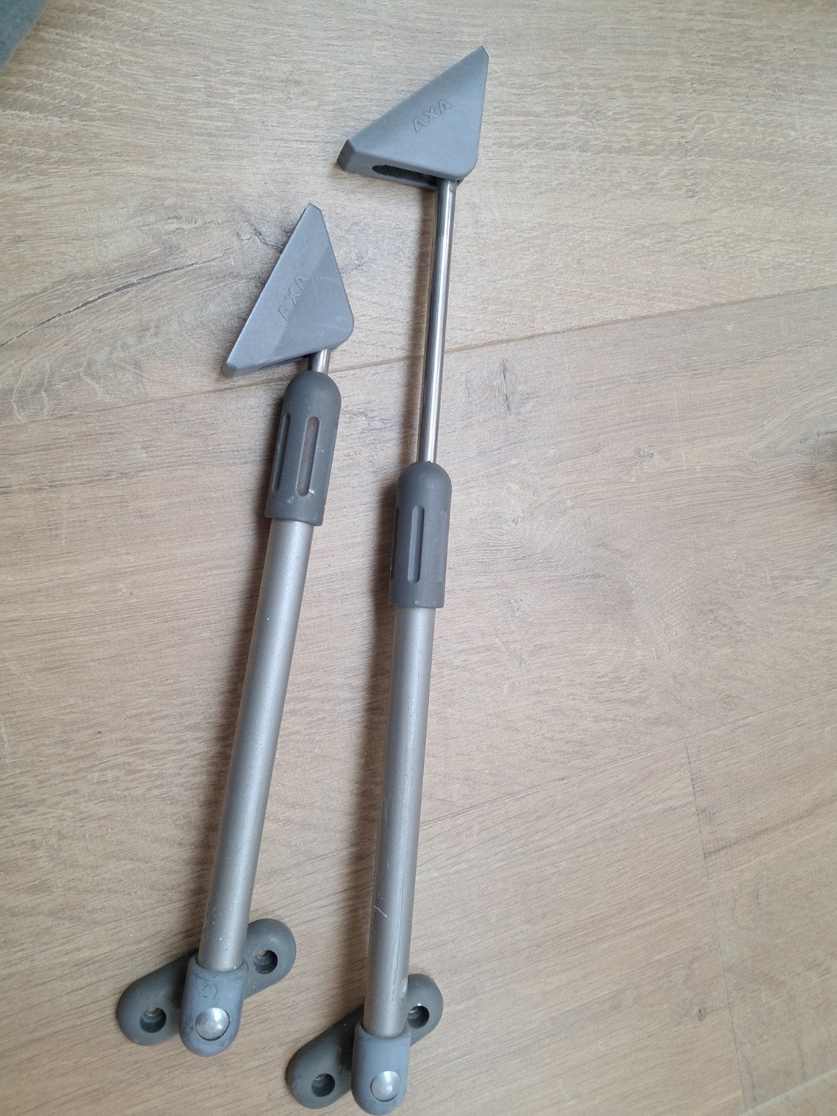 2 uitschuifbare Axa kozijnsluiters., Doe-het-zelf en Verbouw, Hang- en Sluitwerk, Ophalen of Verzenden, Gebruikt, Schuif of Grendel