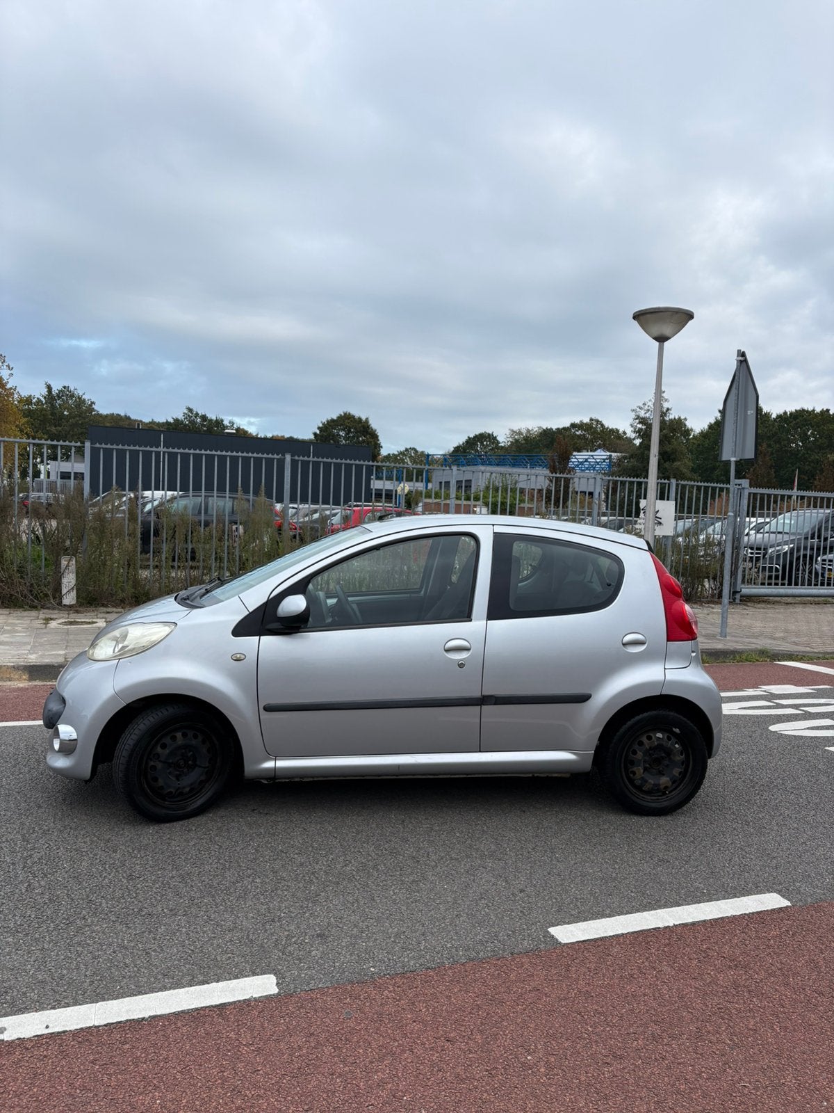 Peugeot 107 1.0 12V 5DR 2005 Grijs, Voorwielaandrijving, 4 stoelen, 68 pk, Handgeschakeld