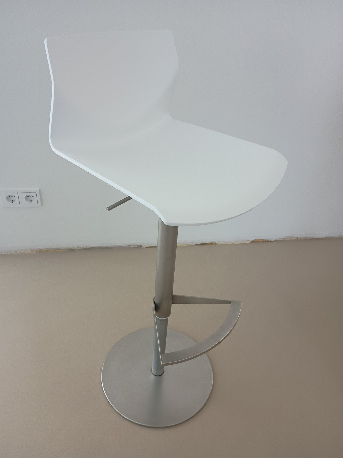 Barkruk Lapalma Kai - Wit met metalen onderstel, Ophalen, Kunststof, 60 tot 90 cm, Zo goed als nieuw