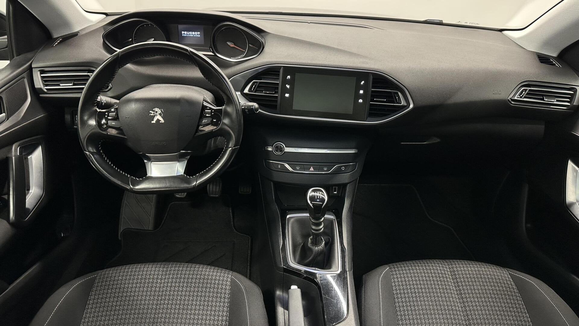 Peugeot 308 SW 1.2 PureTech Blue Lease Executive PANO CARPLA, Voorwielaandrijving, Stof, Gebruikt, 1199 cc